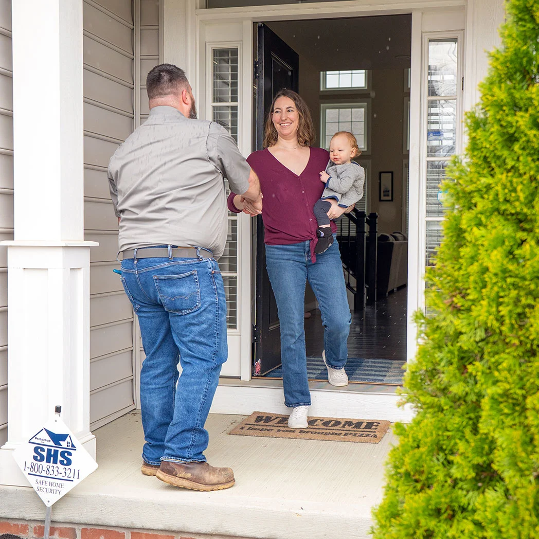 technician shaking homeowners hand at the door