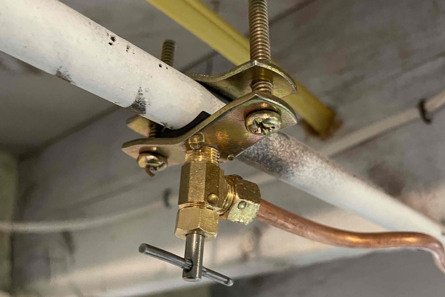 Saddle valve